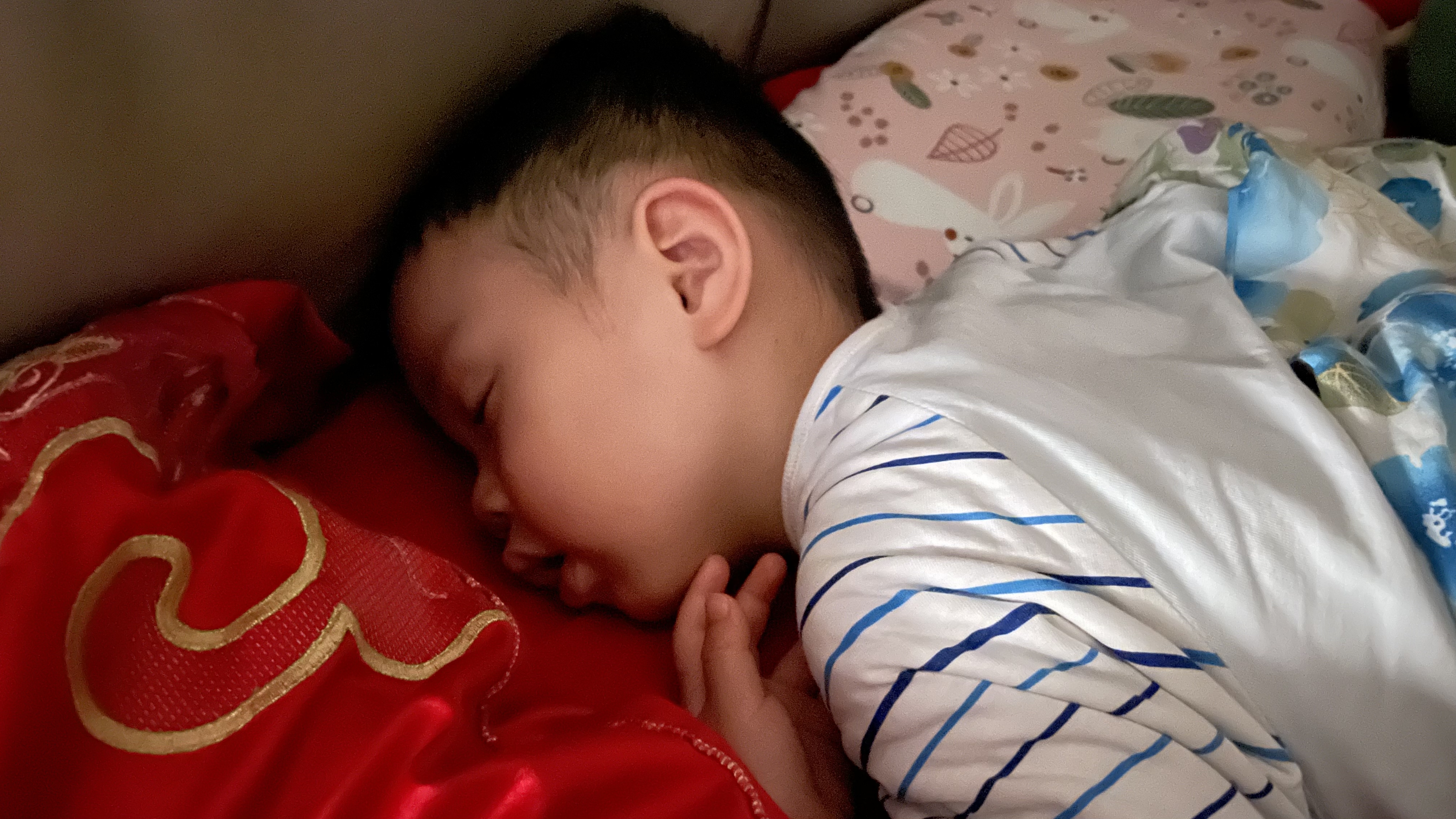 趴床上睡觉