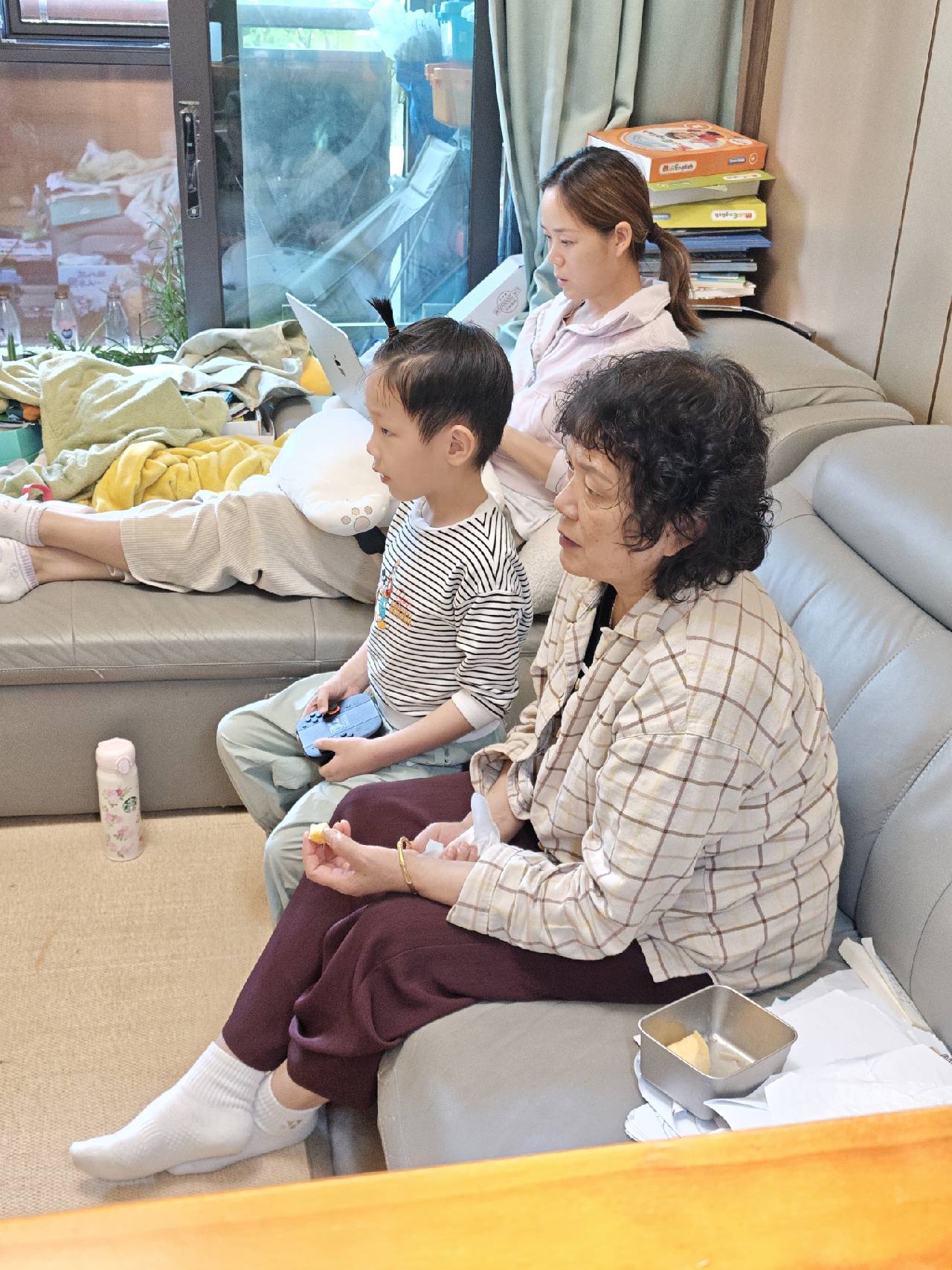在家看电视